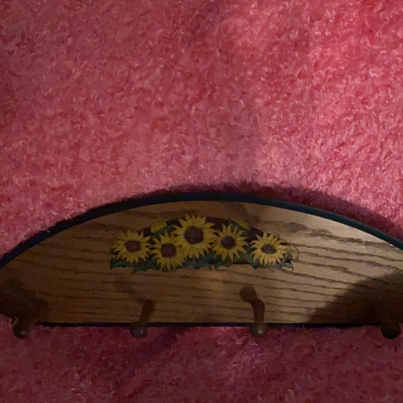 Wood wall coat rack-4 hooks hand carved daisies - Picture 10 of 12